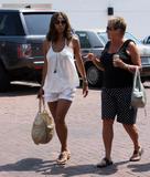 th_50111_Halle_Berry_shopping_with_her_mother_in_Hollywood_16_122_1191lo.jpg