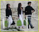 th_24051_orlando-bloom-miranda-kerr-museum-date-02_122_929lo.jpg